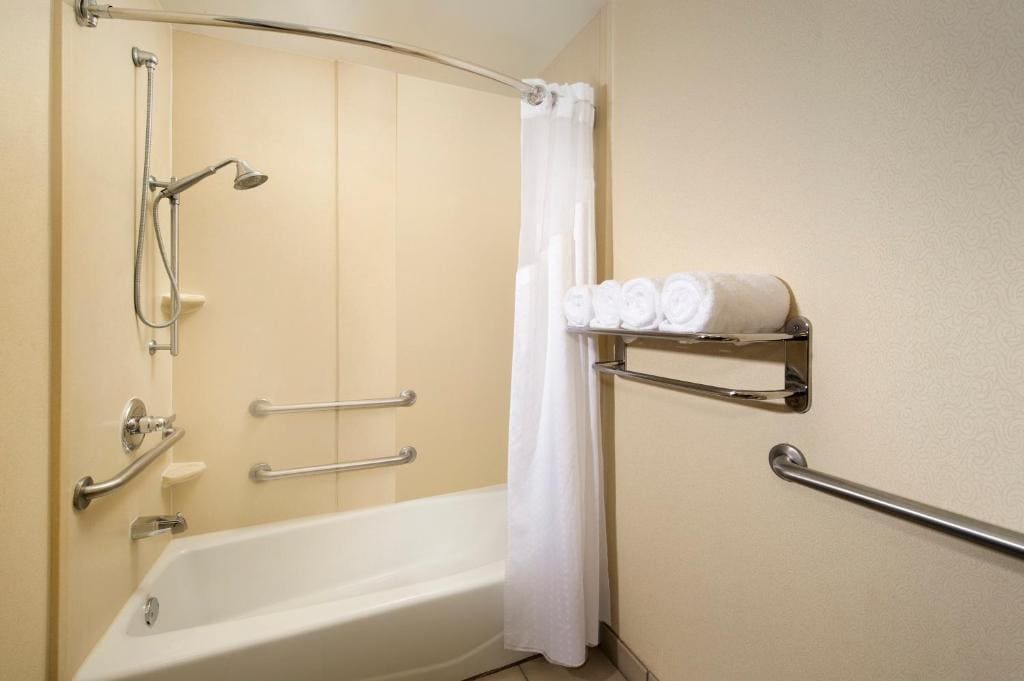 Queen Room with Two Queen Beds - Mobility Access Tub/Non-Smoking room - Image 1