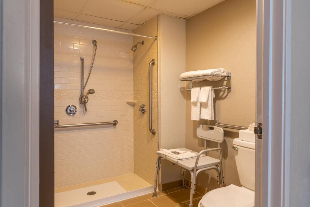 Queen Room with Two Queen Beds and Roll-In Shower - Disability/Non-Smoking room - Image 3