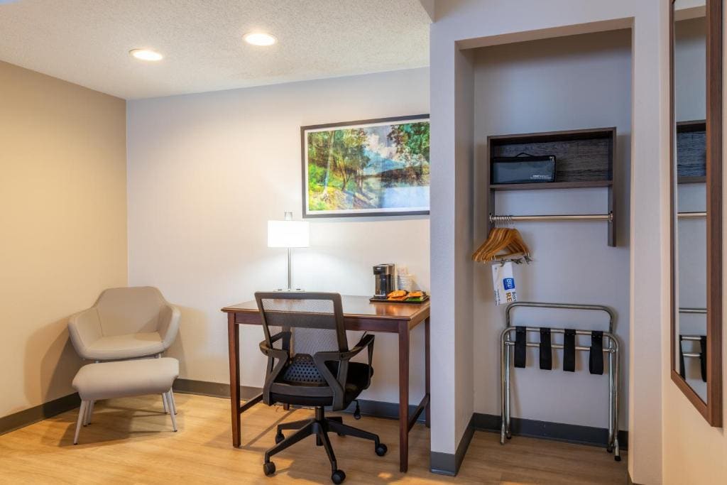 King Suite with Sofa Bed - Non-Smoking room - Image 3
