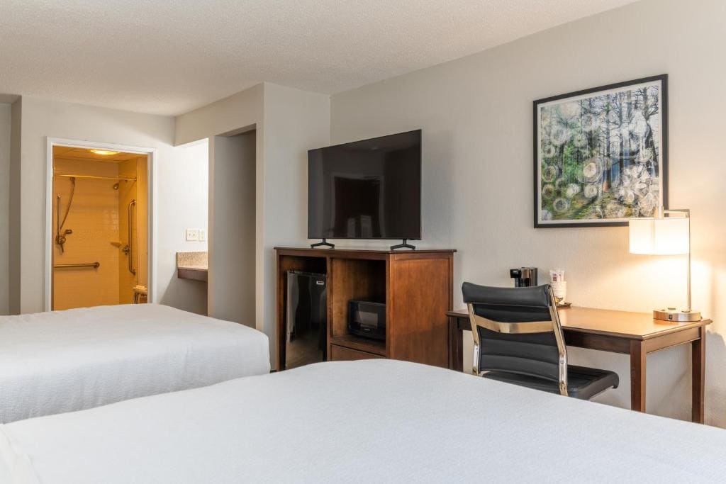 Queen Room with Two Queen Beds and Roll-In Shower - Disability/Non-Smoking room - Image 2