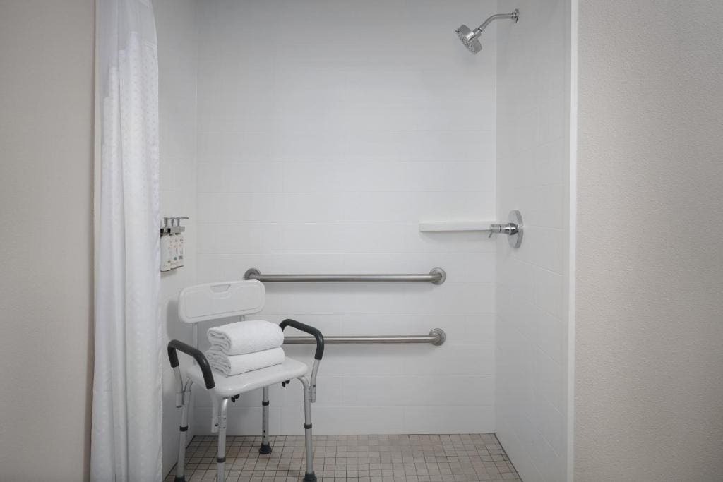 Twin Room - Mobility Access/Hearing Accessible room - Image 1