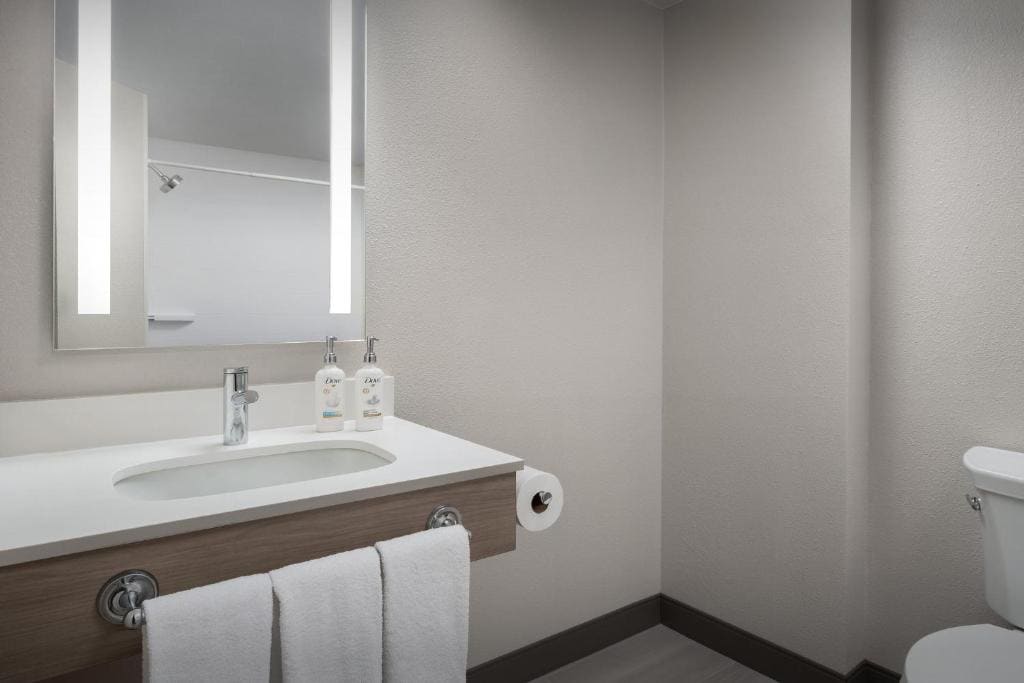 Standard King Room with Mobility Accessible Tub room - Image 2