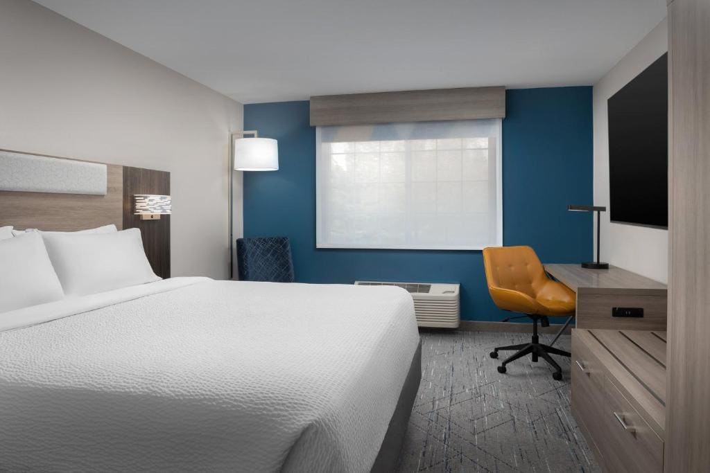 Standard King Room with Mobility Accessible Tub room - Image 1