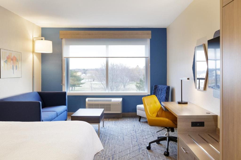 King Suite with Bath Tub - Disability Accessible room - Image 1