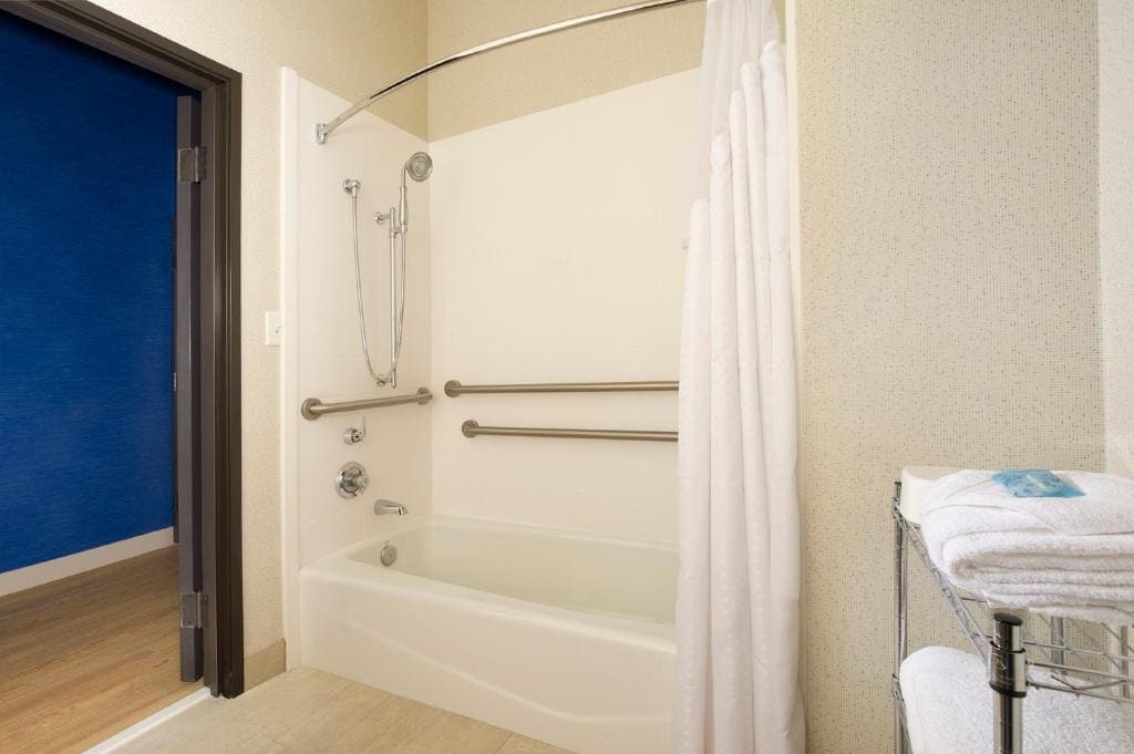 King Suite with Bath Tub - Disability Accessible room - Image 2