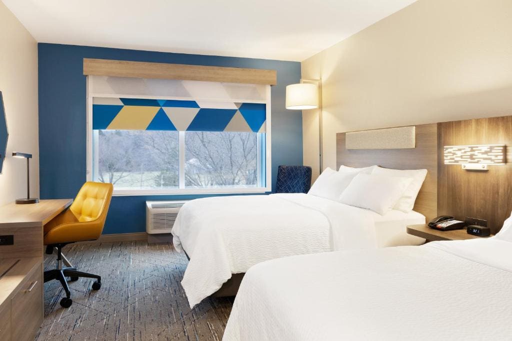 Standard Room with Two Queen Beds room - Image 1