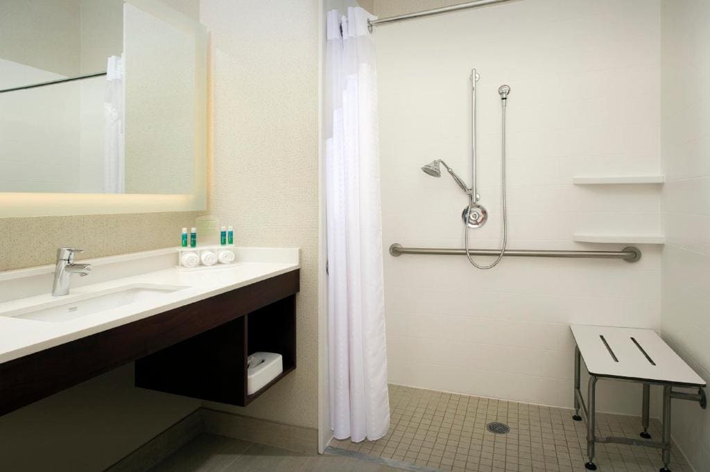 King Room - Hearing Accessible - Roll-in Shower room - Image 1