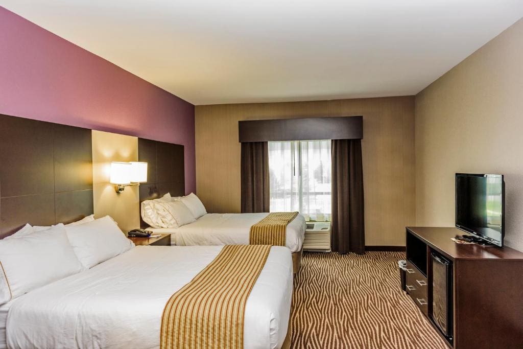 Standard Queen Room with Two Queen Beds and Mobility Accessible Roll-In Shower room - Image 2