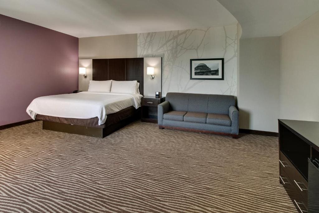 Standard King Room with Sofa Bed room - Image 3