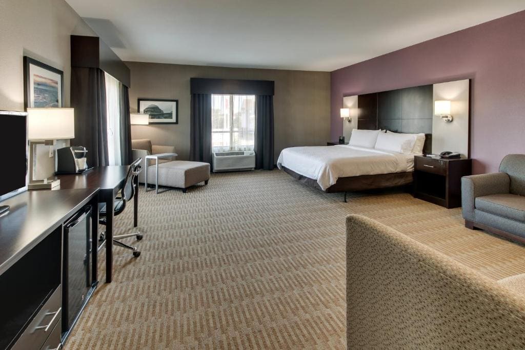 Standard King Room with Sofa Bed room - Image 2