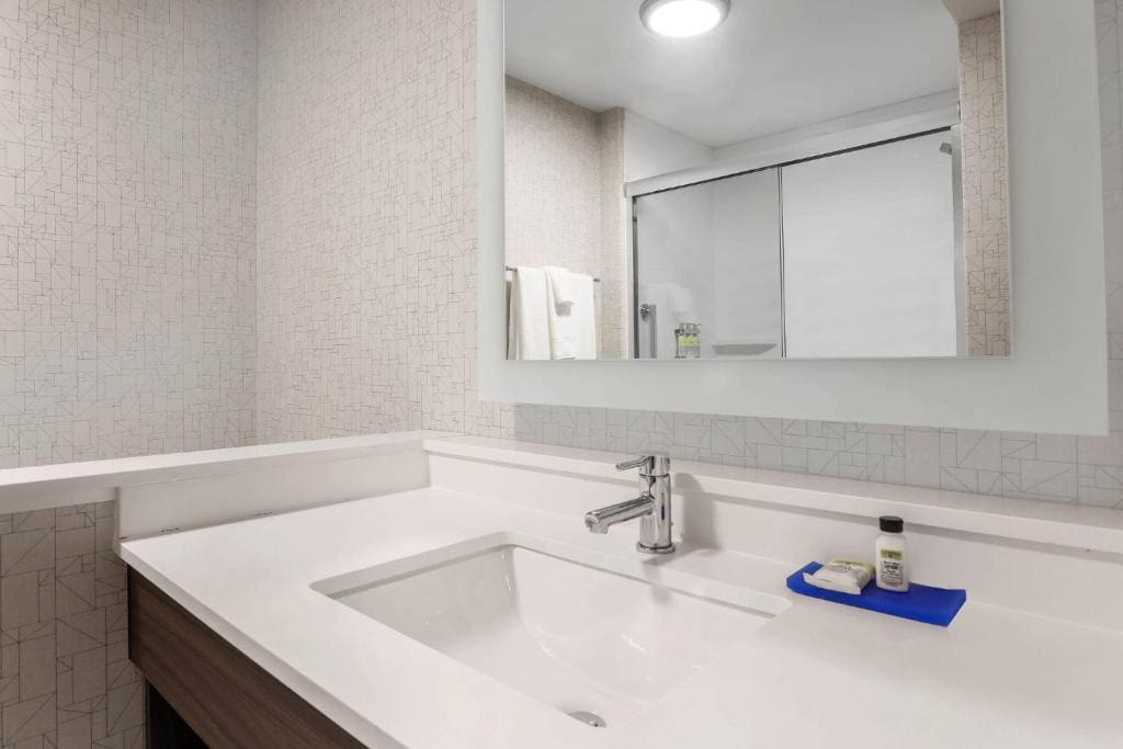 King Room - Hearing Accessible room - Image 3