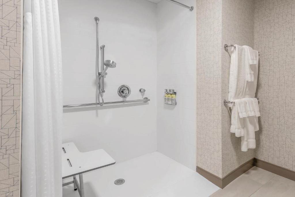 Suite - Mobility Access Roll in Shower/Non-Smoking room - Image 3