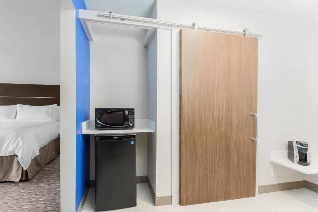 Suite - Mobility Access Roll in Shower/Non-Smoking room - Image 2