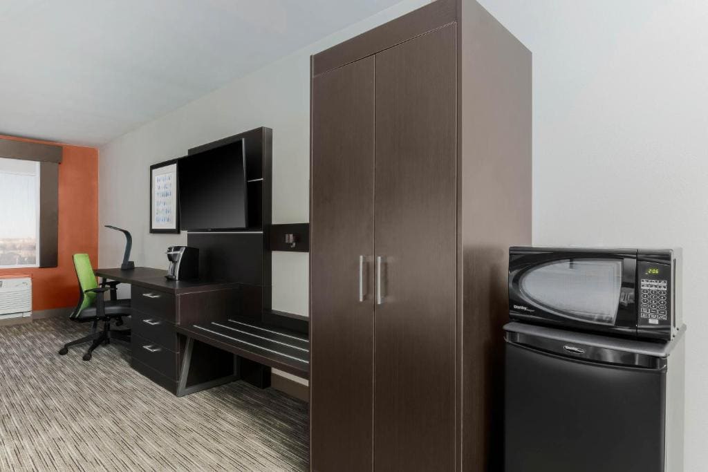 Standard Queen Room with Two Queen Beds and Mobility Accessible Tub room - Image 2