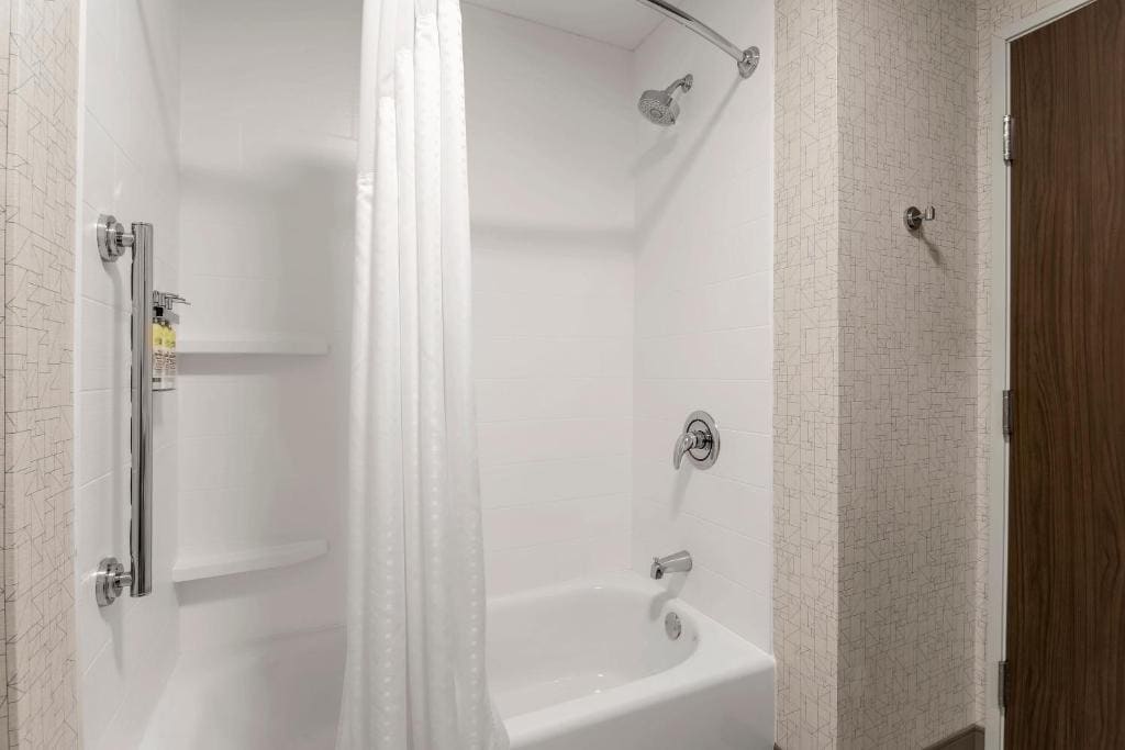 Standard Queen Room with Two Queen Beds - Communications Accessible room - Image 2