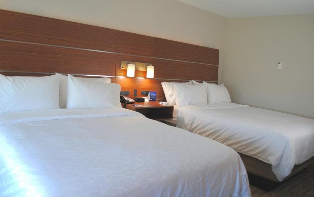 Standard Queen Room with Two Queen Beds room - Image 1