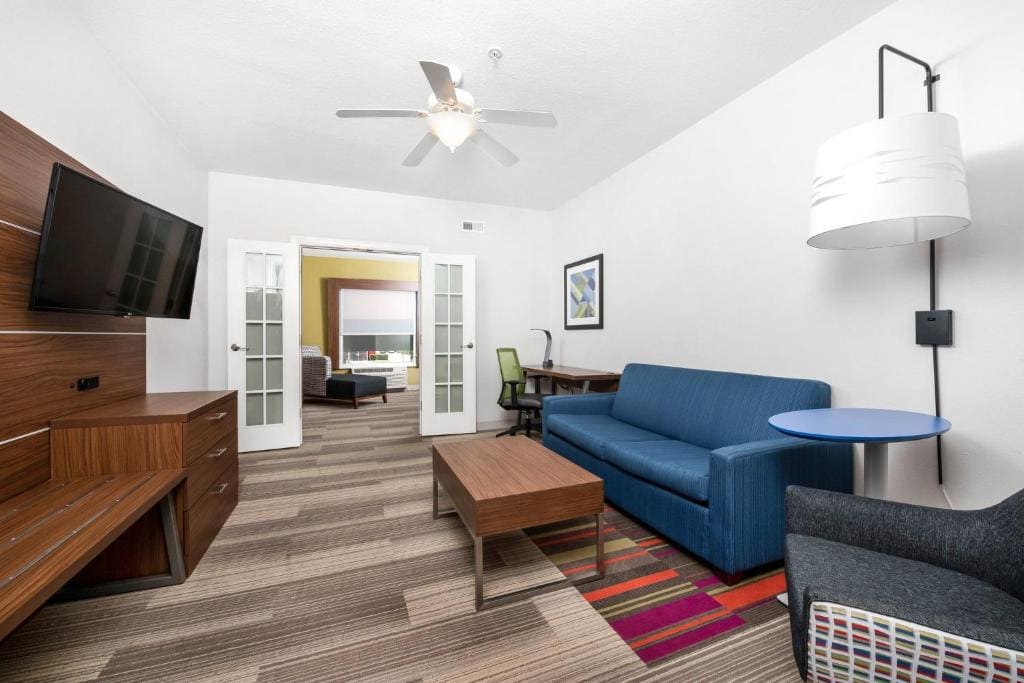 King Suite with Sofa Bed - Non-Smoking room - Image 2