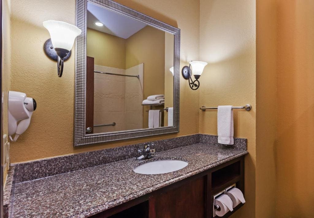 Standard Queen Room with Two Queen Beds room - Image 3
