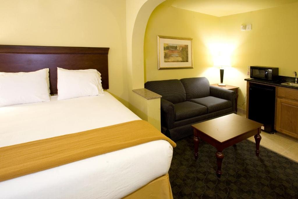 King Suite with Sofa Bed room - Image 1