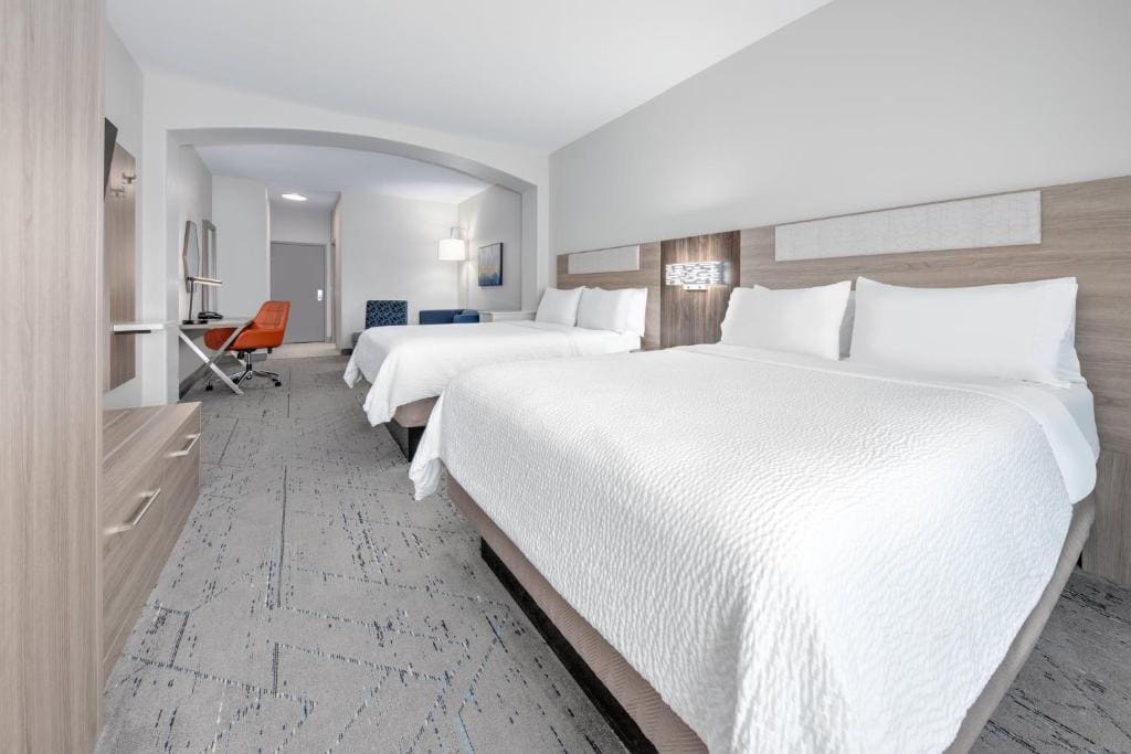 Queen Suite with Two Queen Beds room - Image 1