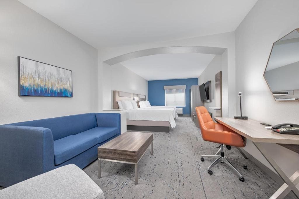 Queen Suite with Two Queen Beds room - Image 2