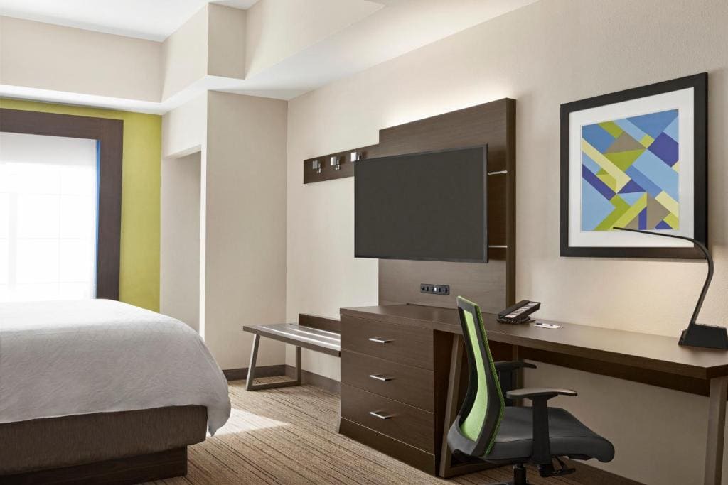 King Suite with Sofa Bed - Hearing Accessible room - Image 1