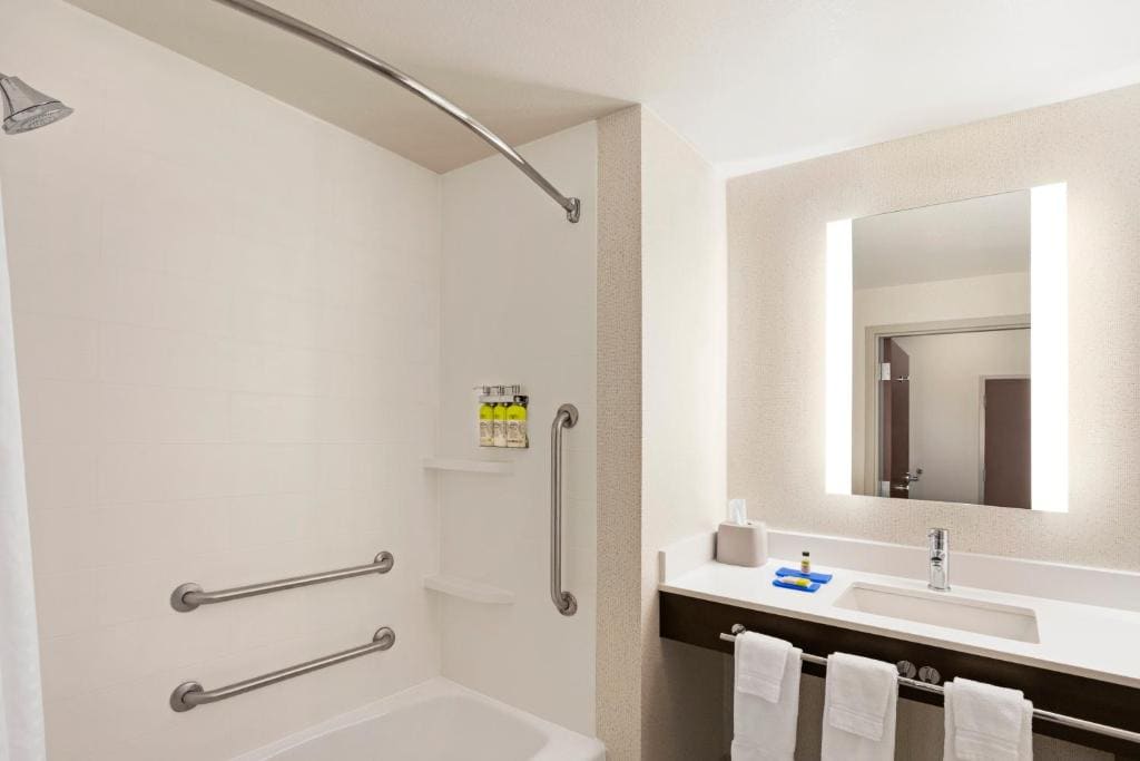 King Suite with Sofa Bed - Hearing Accessible room - Image 2