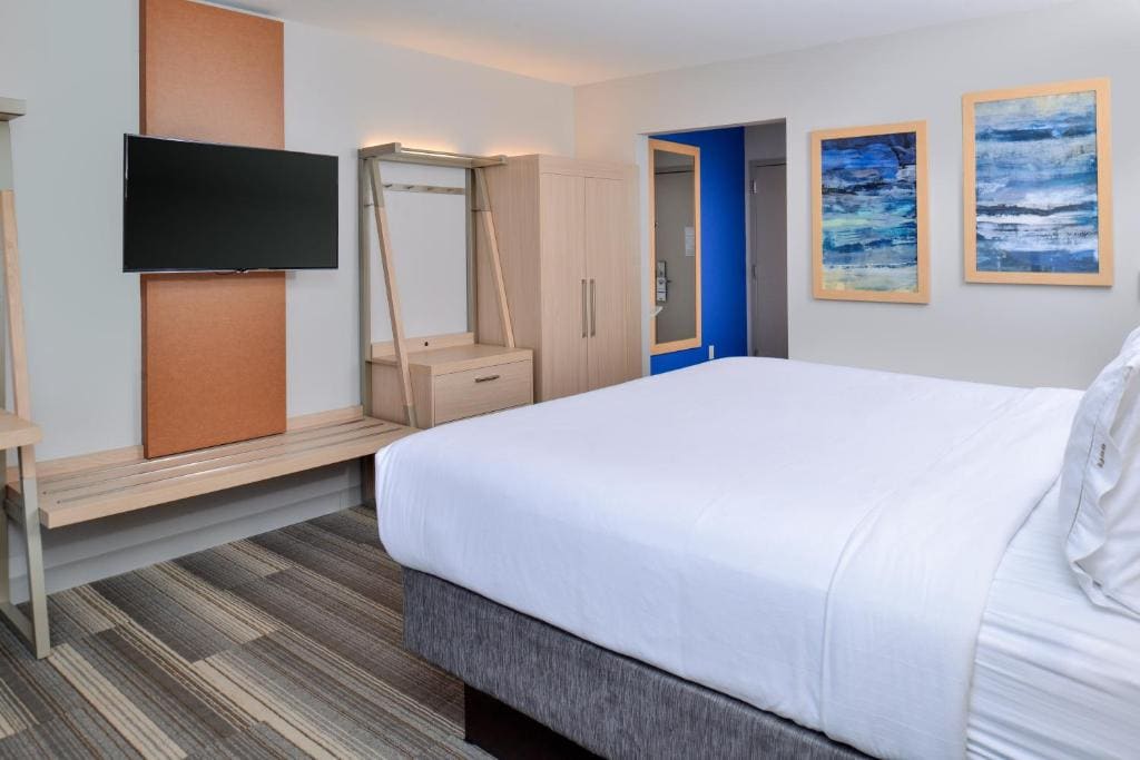 King Suite with Mobility Accessible Roll-In Shower room - Image 1