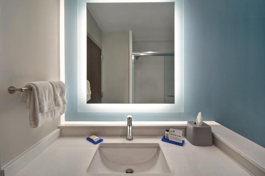 Room with Two Beds - Hearing Accessible - Non-Smoking room - Image 1
