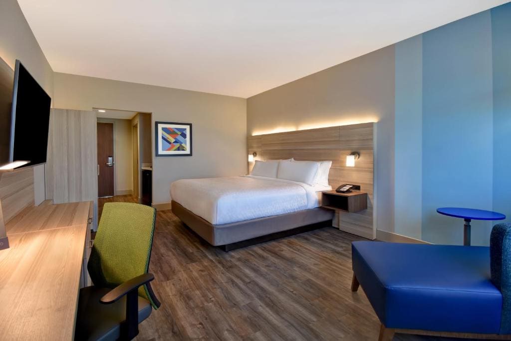 Standard King Room with Mobility Accessible Tub room - Image 1