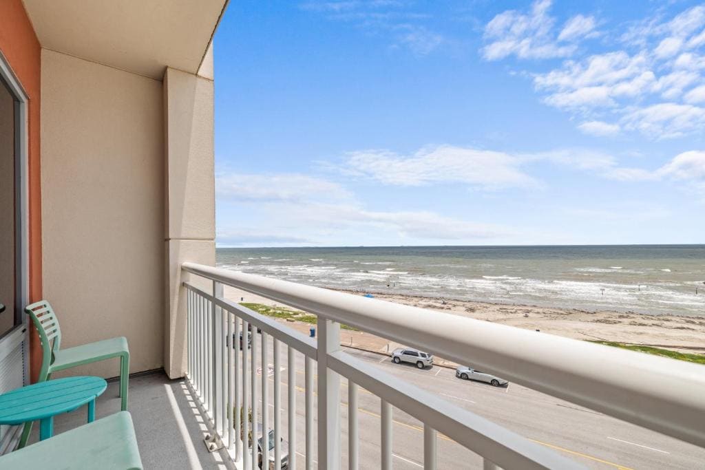 Beachfront King Suite - Communication Accessible room - Image 1