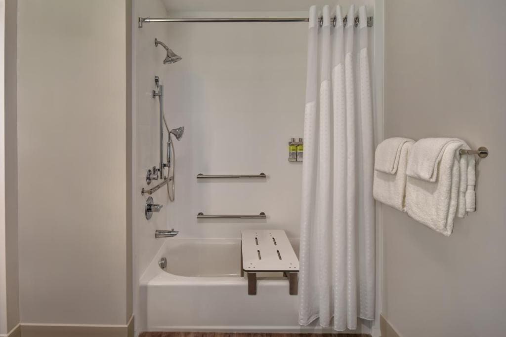 Standard King Room with Mobility Accessible Tub room - Image 2