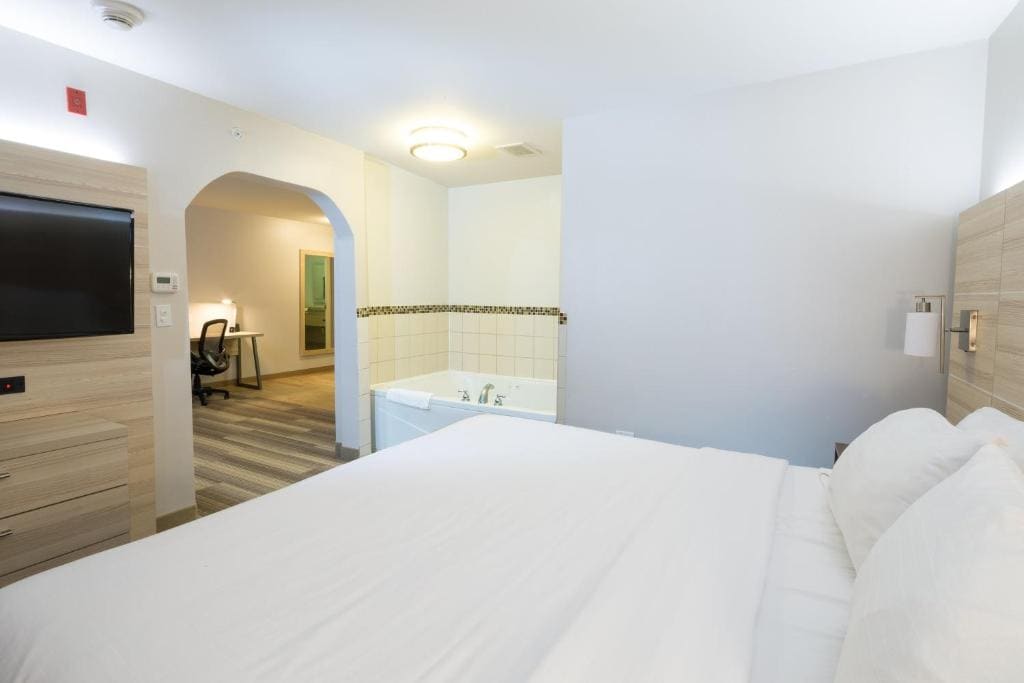 King Suite with Spa Bath room - Image 1