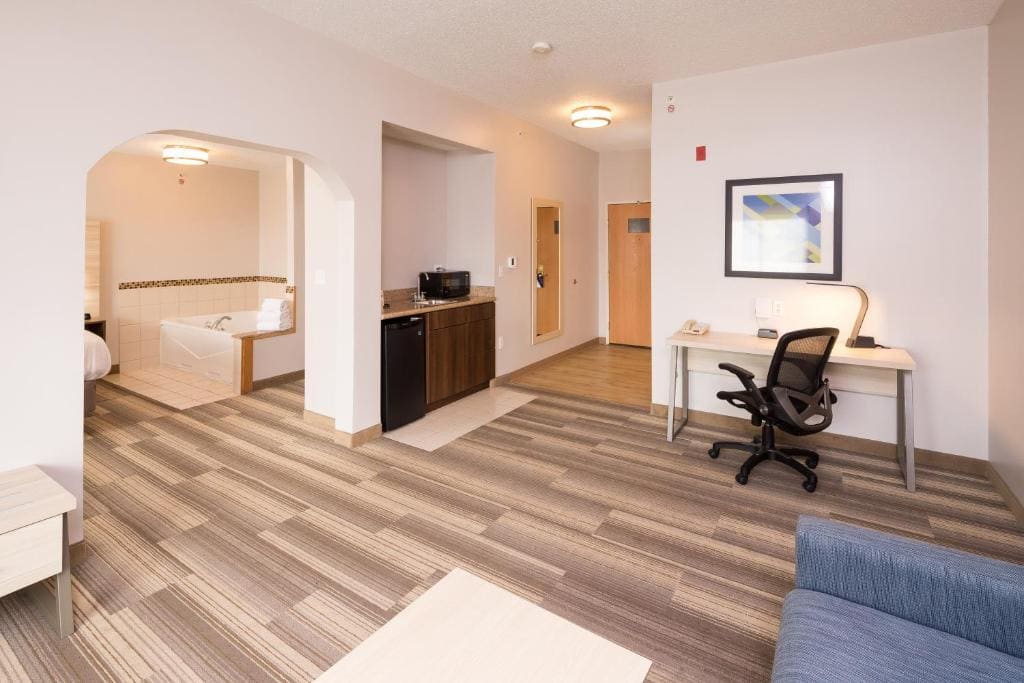 King Suite with Spa Bath room - Image 3
