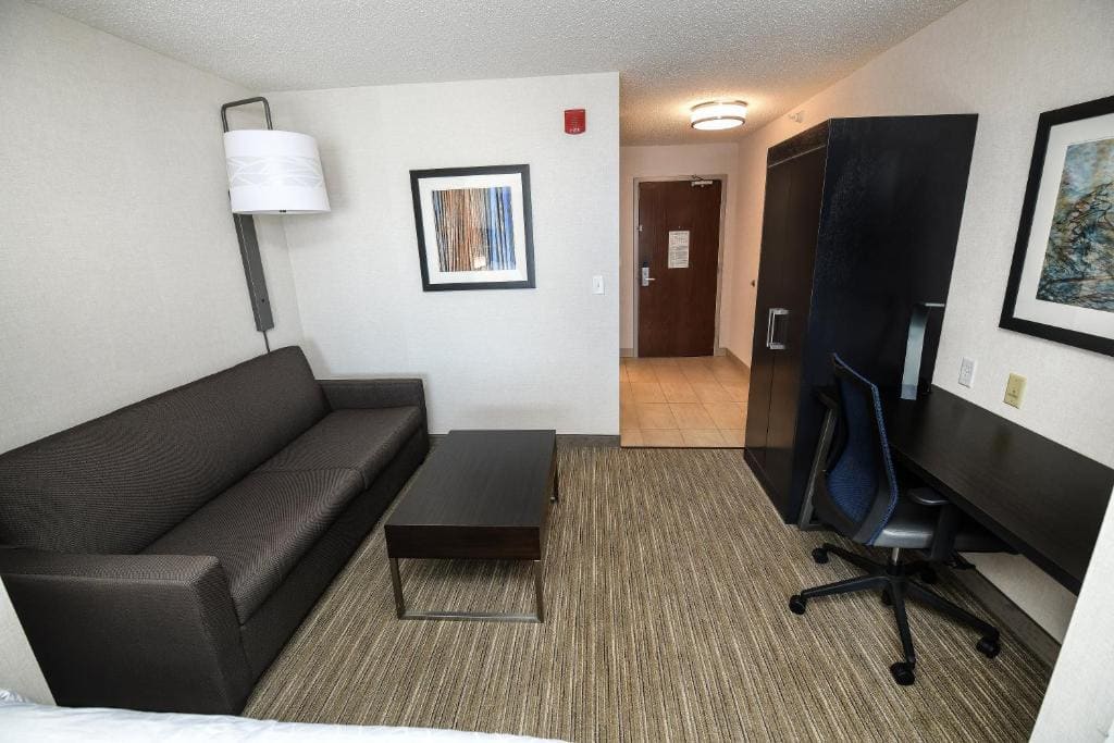 Standard King Room with Sofa Bed room - Image 2