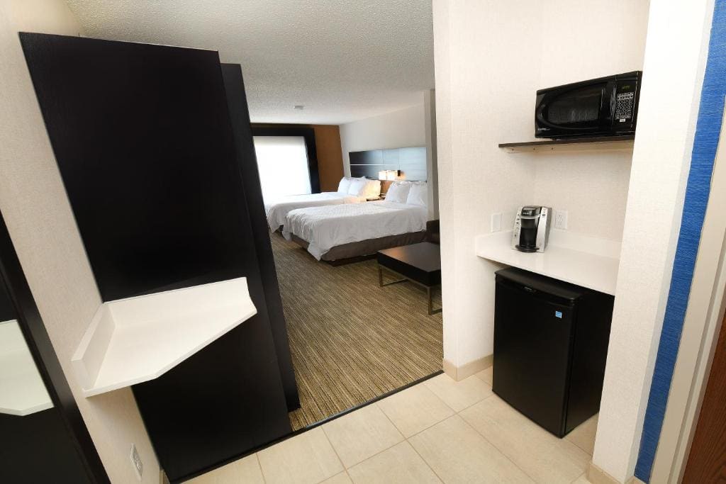 Queen Room with Two Queen Beds - Hearing Accessible/Non-Smoking room - Image 1