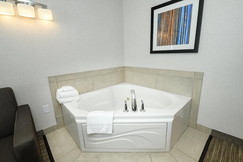 King Room with Jetted Tub room - Image 3