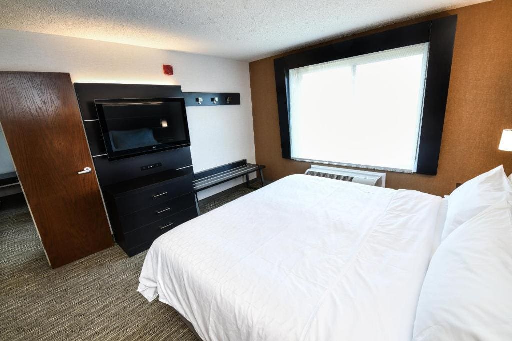 One-Bedroom Suite with Sofa Bed room - Image 3