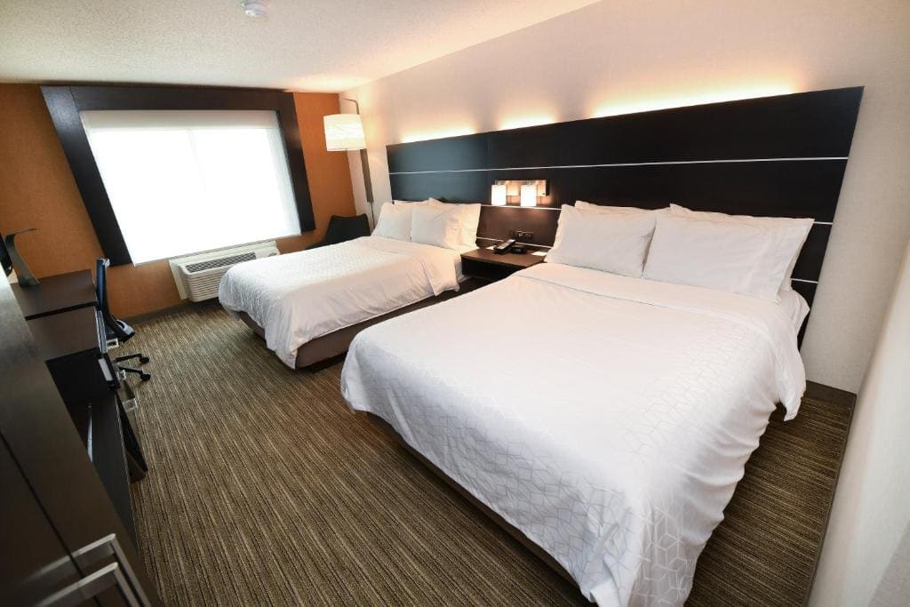 Standard Queen Room with Two Queen Beds - Communications and Mobility Accessible room - Image 2