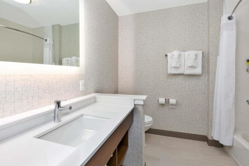 King Room - Mobility Access/Roll in Shower - Non-Smoking room - Image 1