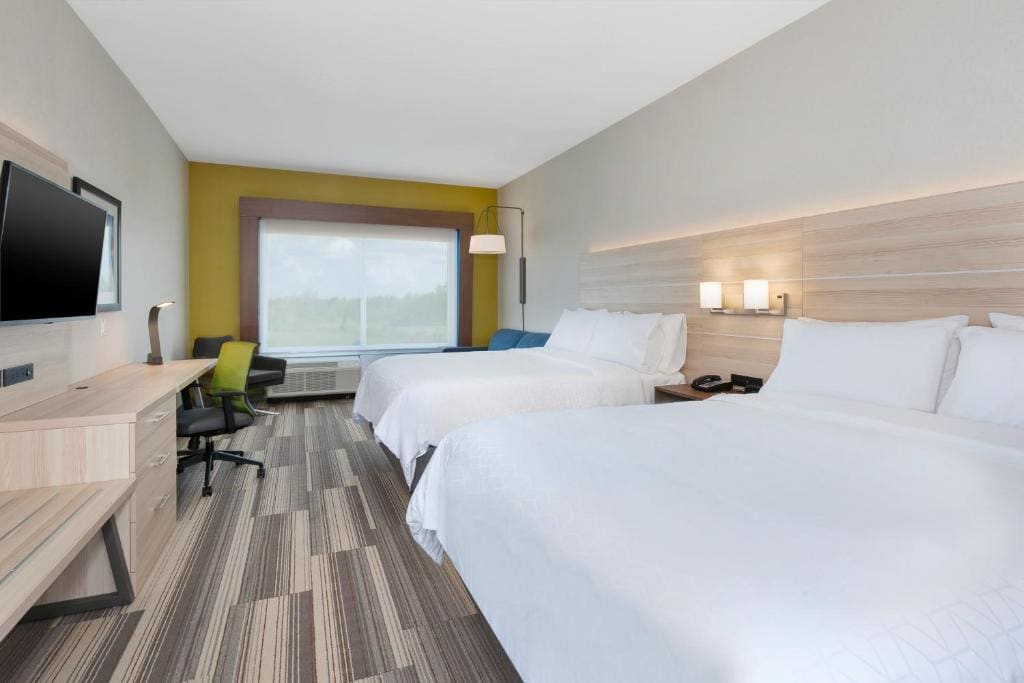 Queen Suite with Two Queen Beds room - Image 2