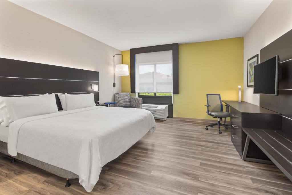 Standard King Room with Roll-in Shower - Mobility Accessible room - Image 1