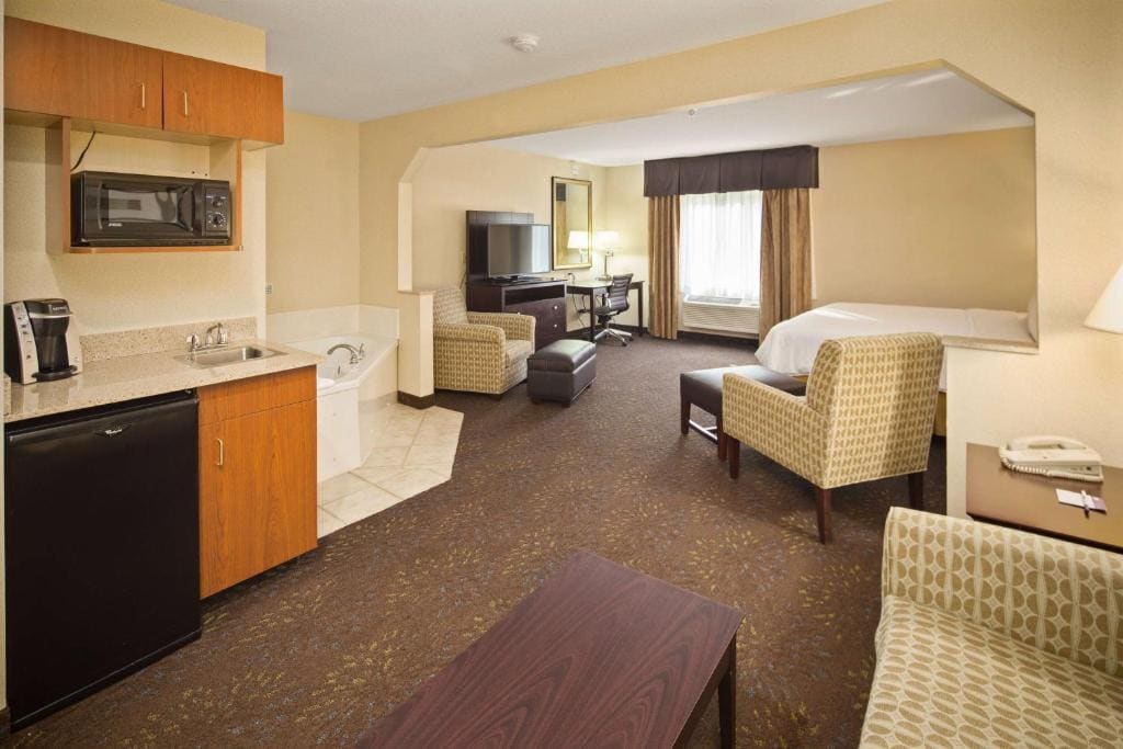 Deluxe King Suite - Non-Smoking room - Image 2