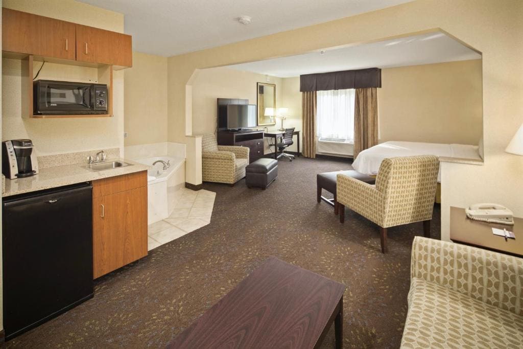 Deluxe King Suite - Non-Smoking room - Image 3