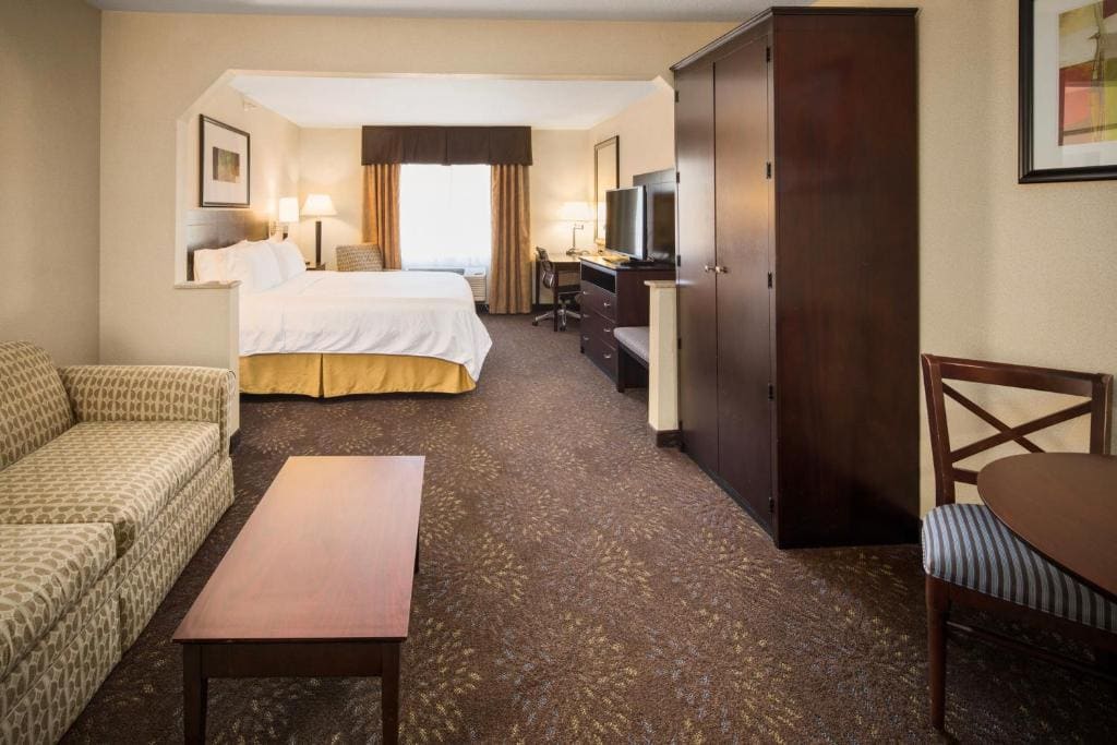 King Suite - Non-Smoking room - Image 2