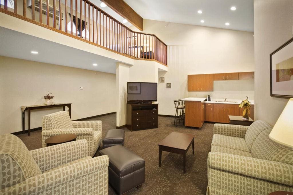 One-Bedroom Luxury Suite with One King and Queen Bed - Non-Smoking room - Image 1