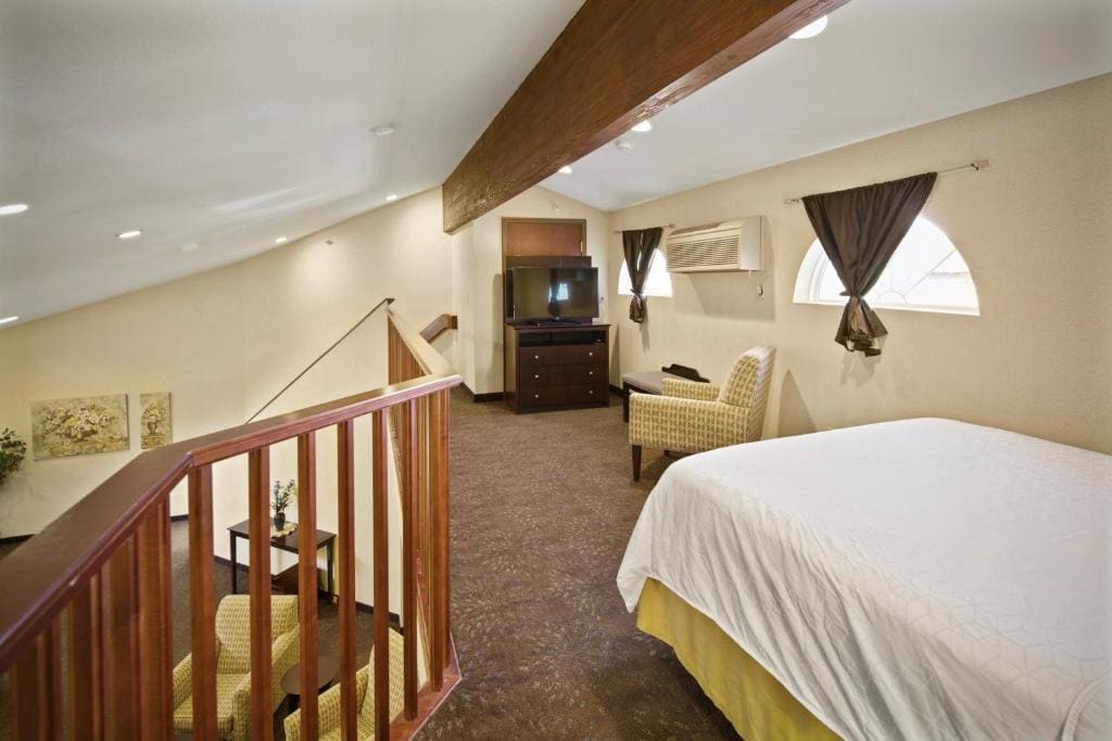 One-Bedroom Luxury Suite with One King and Queen Bed - Non-Smoking room - Image 3