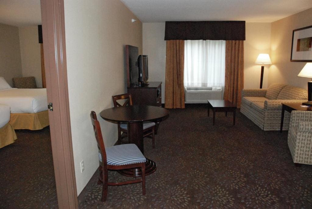 One-Bedroom Queen Suite - Non-Smoking room - Image 3