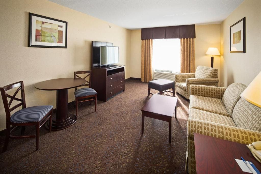 One-Bedroom Queen Suite - Non-Smoking room - Image 2