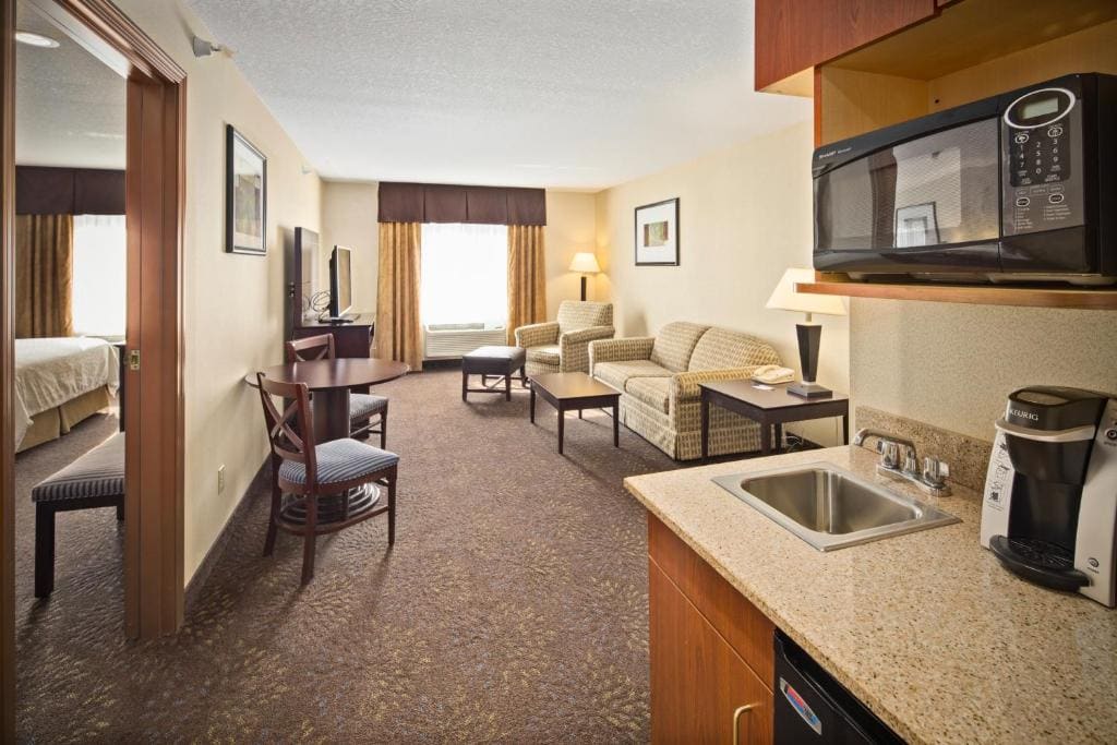 One-Bedroom Queen Suite - Non-Smoking room - Image 1